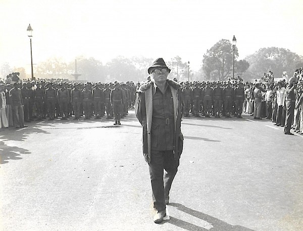 Attenborough surveying the funeral scene for Gandhi